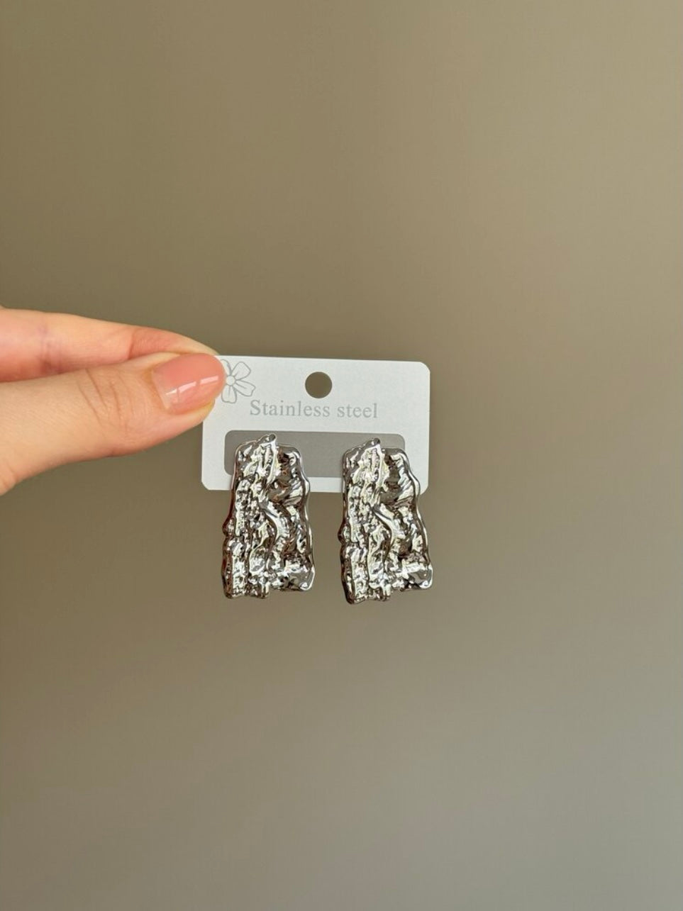 Çelik Gümüş Rengi Patterned Küpe