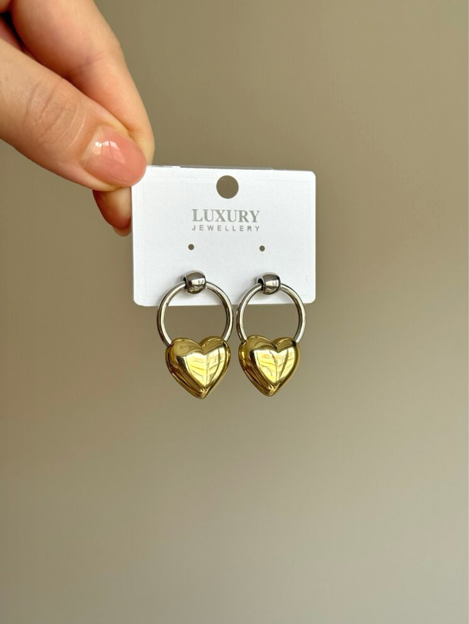 Exclusive Kaplama Kalp Charmlı Küpe