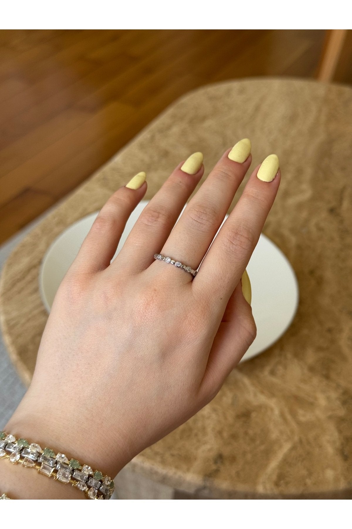 Ayarlanabilir Gümüş Rengi Taşlı Oval Minimal Yüzük