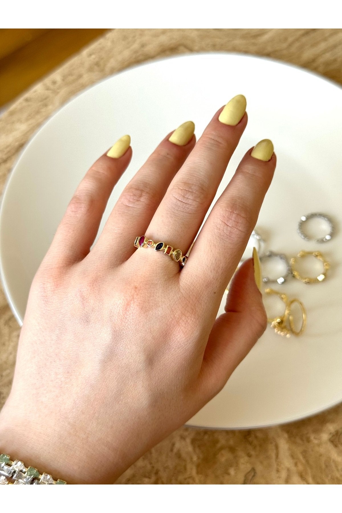 Ayarlanabilir Altın Rengi Renkli Taşlı Yüzük